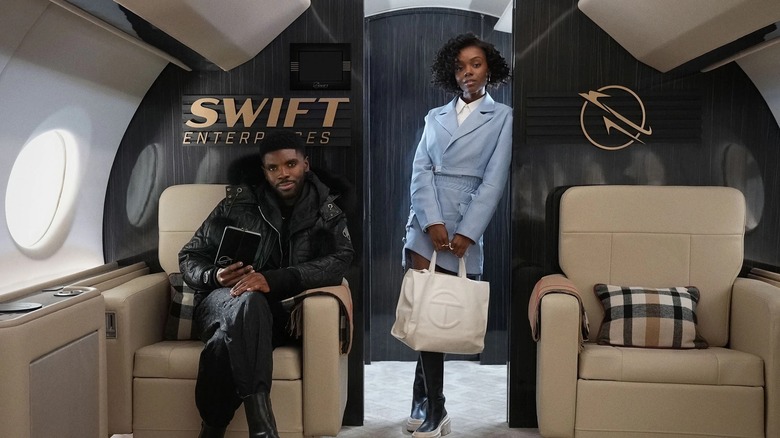 Tian Richards et Ashleigh Murray dans l'avion Tom Swift