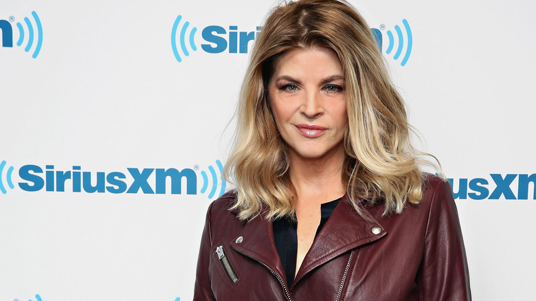 Kirstie Alley posant