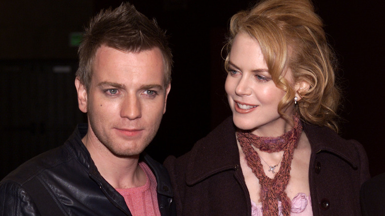 Nicole Kidman regarde Ewan McGregor