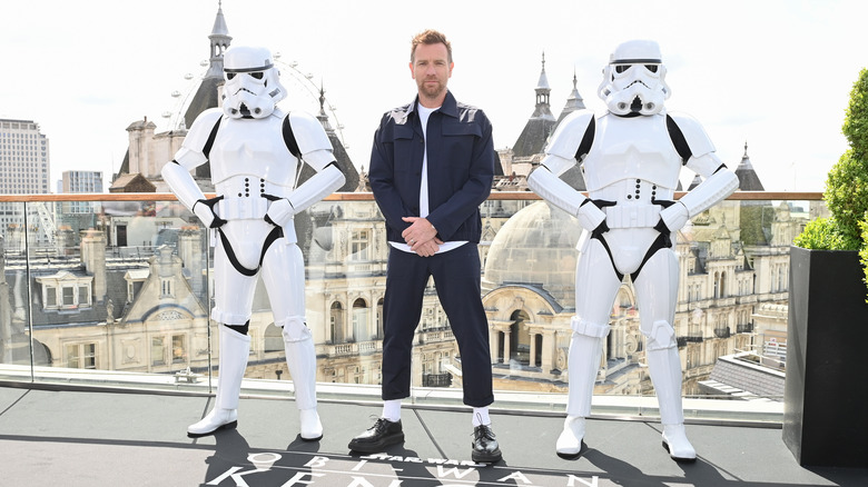 Ewan McGregor posant avec des stormtroopers