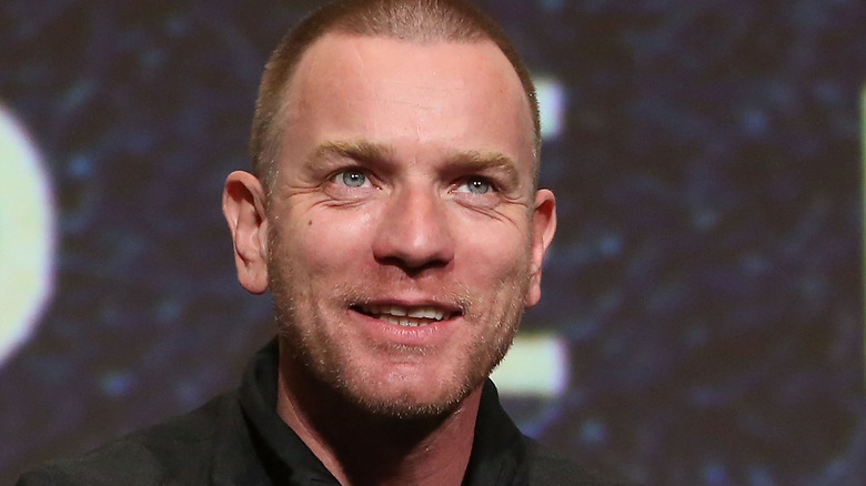 Ewan McGregor souriant crâne rasé