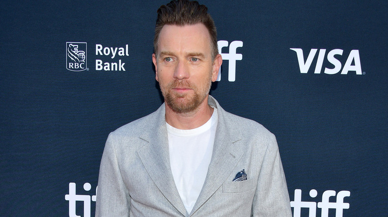 Ewan McGregor posant avec les cheveux ébouriffés