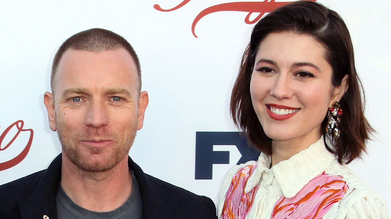 Ewan McGregor souriant avec Mary Elizabeth Winstead