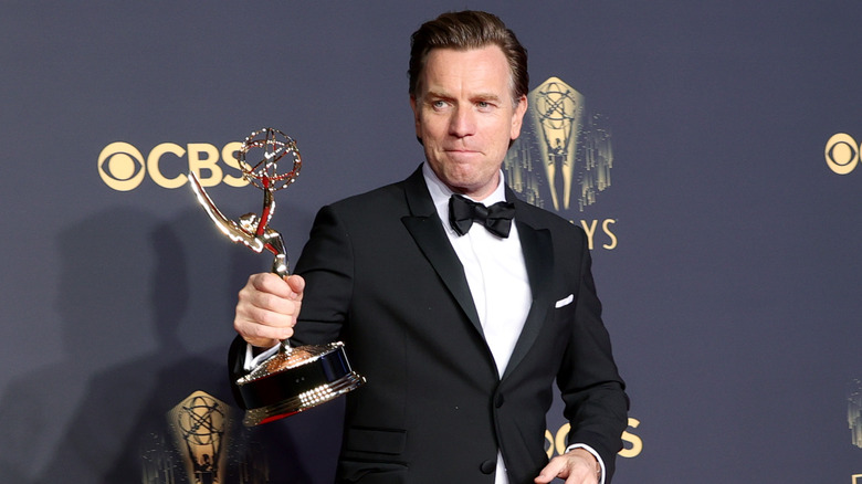 Ewan McGregor tenant un Emmy Award