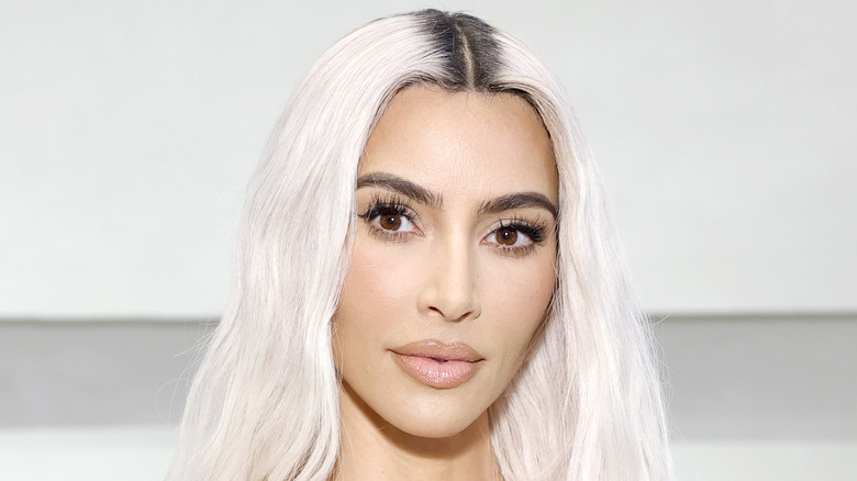 Kim Kardashian arborant des cheveux blonds