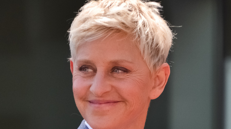 Ellen DeGeneres souriante