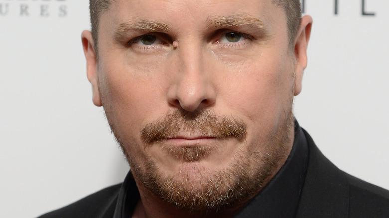 Christian Bale au crâne rasé