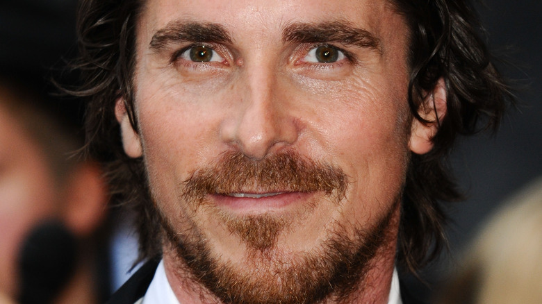Christian Bale en costume-cravate