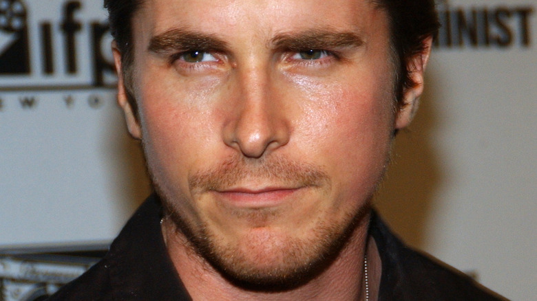Christian Bale regarde de côté