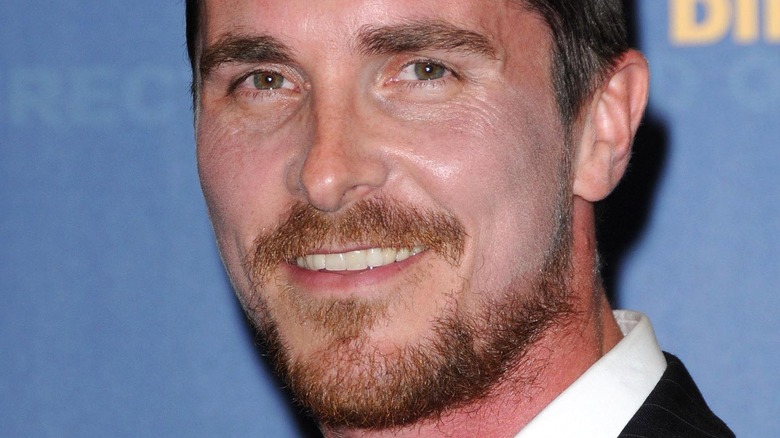 Christian Bale avec une chemise déboutonnée