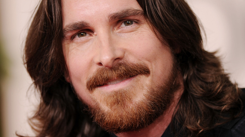 Christian Bale aux cheveux mi-longs