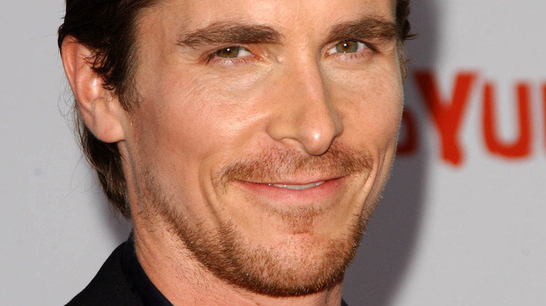 Christian Bale avec un sourire narquois