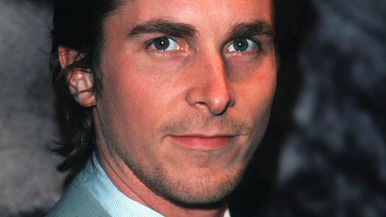 Christian Bale en costume gris