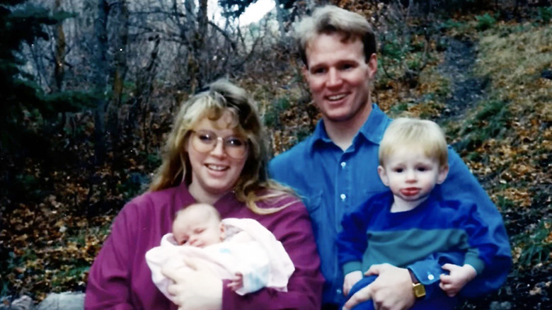 Un jeune Kody et Janelle Brown et leurs deux jeunes enfants