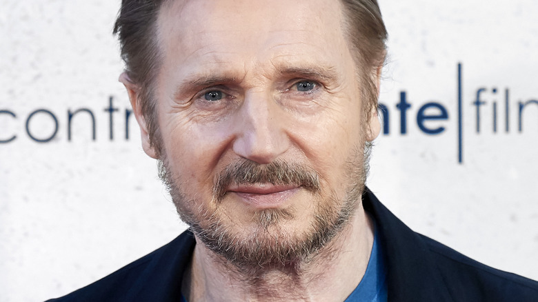 Liam Neeson regarde