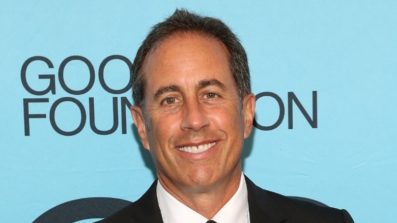 Jerry Seinfeld souriant à la caméra