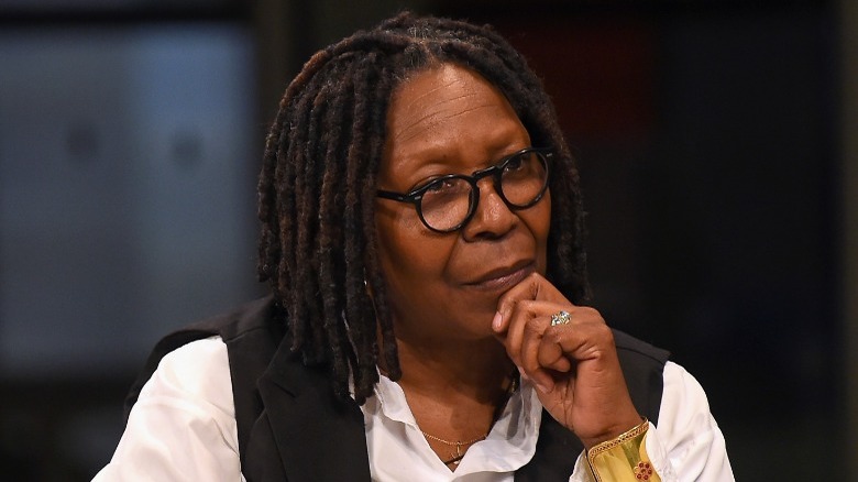 Whoopi Goldberg regarde à côté