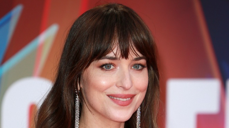 Dakota Johnson sourit