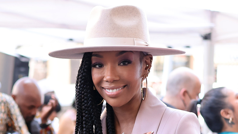 Brandy souriant dans un chapeau géant