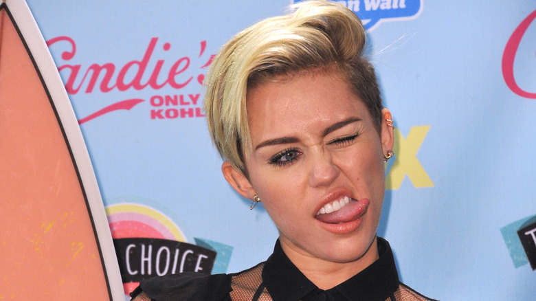 Miley Cyrus fait une grimace idiote