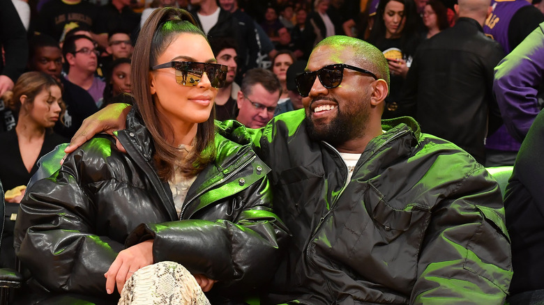 Kanye West et Kim Kardashian lors d'un match de sport