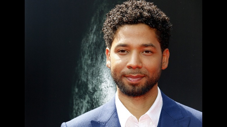 Jussie Smollett souriant en costume