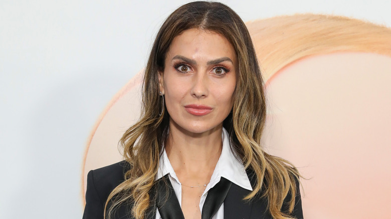 Hilaria Baldwin posant lors d'un événement