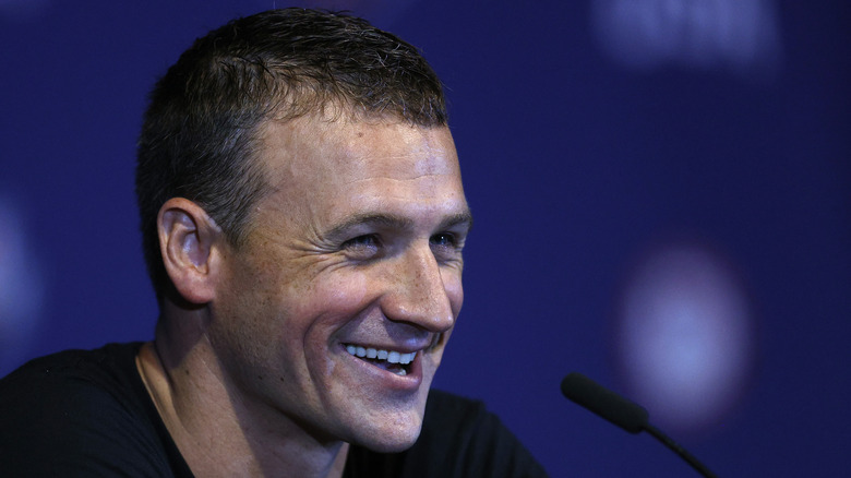 Ryan Lochte souriant à l'événement