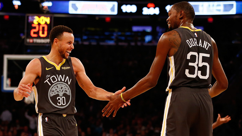 Kevin Durant et Steph Curry célèbrent