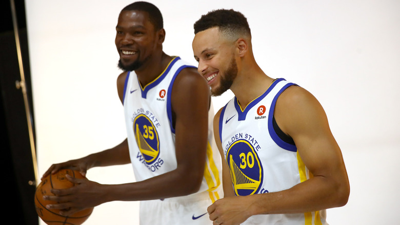 Kevin Durant et Steph Curry souriants