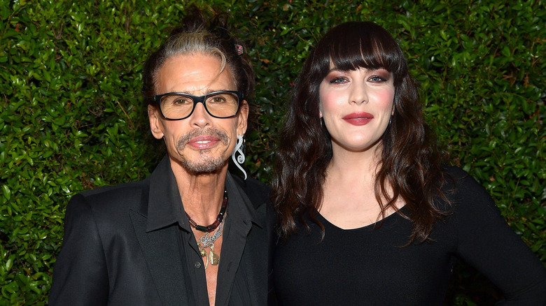 Steven Tyler et sa fille Liv Tyler posant