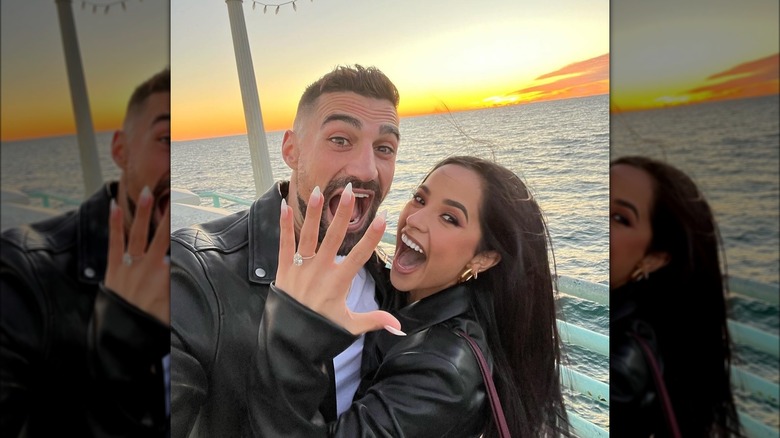 Becky G montre une bague de fiançailles avec Sebastian Lletget