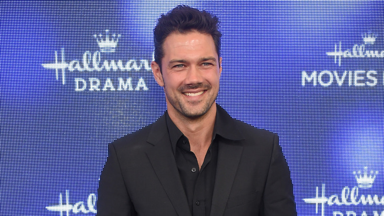 Ryan Paevey souriant