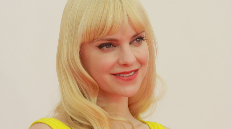 Anna Faris souriante