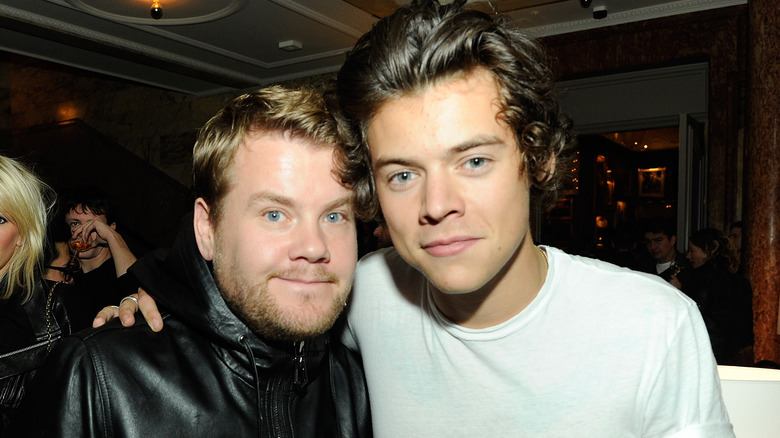 James Corden et Harry Styles posant en 2013