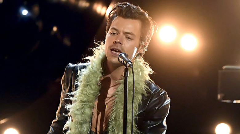 Harry Styles se produisant aux Grammy Awards 2021