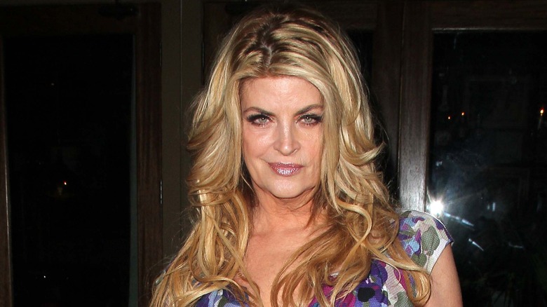 Kirstie Alley posant