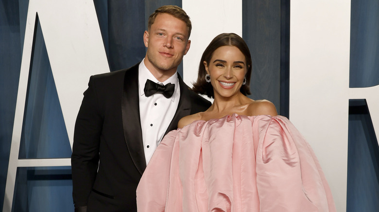 Christian McCaffrey posant avec Olivia Culpo