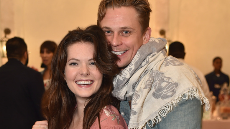 Meghann Fahy et Billy Magnussen, posant ensemble