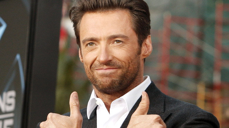 Hugh Jackman lève le pouce 