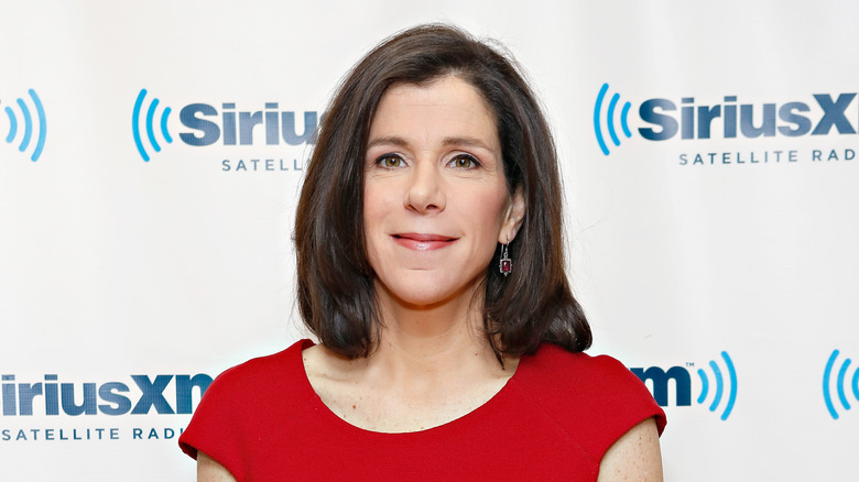 Alexandra Pelosi en robe rouge