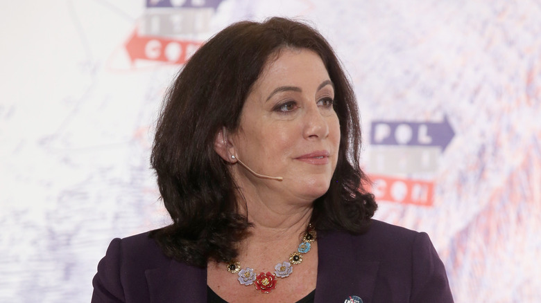 Christine Pelosi en collier coloré 