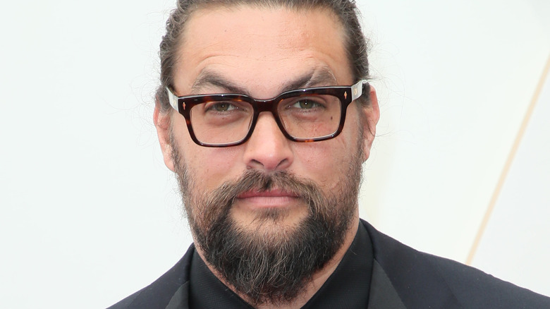 Jason Mamoa avec des lunettes