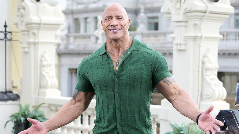 Dwayne Johnson posant