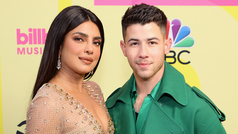 Priyanka Chopra et Nick Jonas posent sur le tapis rouge