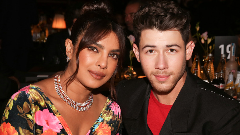 Priyanka Chopra et Nick Jonas souriants