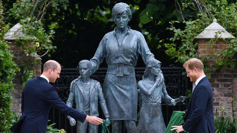 Les princes William et Harry dévoilent une statue en l'honneur de la princesse Diana.