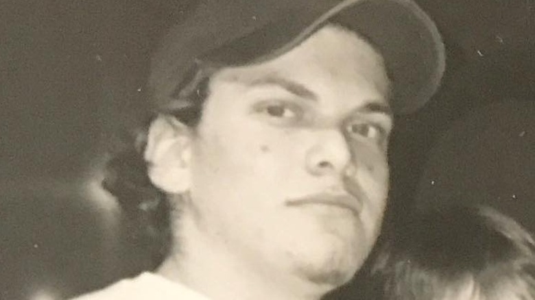 Jordan Feldstein posant avec une casquette de baseball