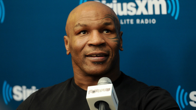 Mike Tyson parle dans un microphone