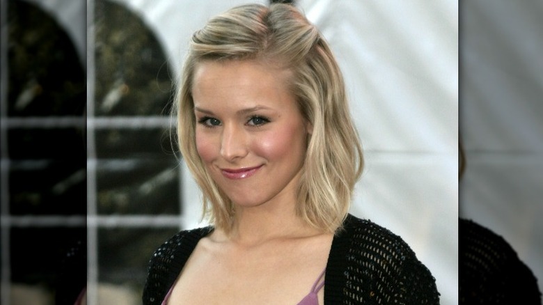 Kristen Bell sourit malicieusement